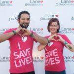 男人和女人穿着衬衫的形象，说“我拯救生命”使他们的手进入心中
